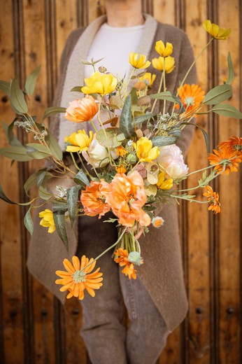 Bouquet moderne de fleurs artificielles aux couleurs orange, très gai
