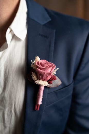 Pin's pour costume de marié avec rose stabilisée