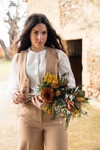 Bélier de mariée avec fleurs séchées séchées et conservées de style bohème