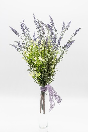 Ramillete silvestre de lavanda provenzal y flores de campo en color blanco.