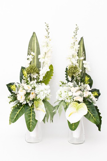 Bouquet de cimetière aux fleurs blanches, très délicat et romantique