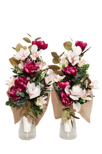 Bouquet de fleurs avec pivoines fuchsia et fleurs de pensées