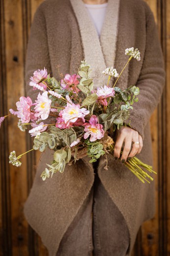 Bouquet de fleurs artificielles de style naturaliste plein de marguerites roses