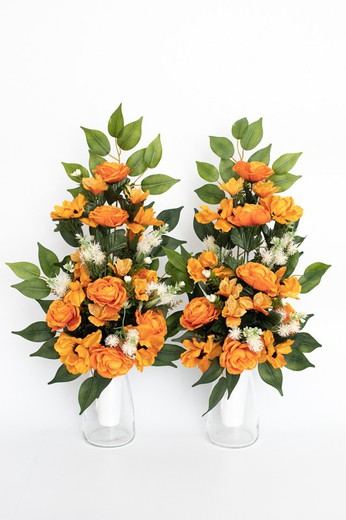 Bouquet de fleurs avec des roses oranges