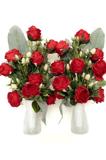 Bouquet de fleurs de cimetière avec des roses rouges classiques