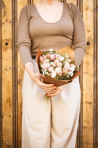 Ramo de flores secas con eucalipto preservado y flores rosadas