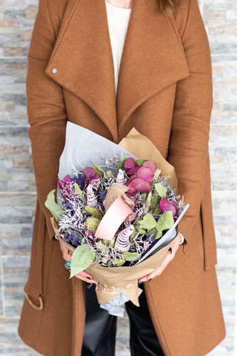 Bouquet de fleurs séchées et conservées de ton violet