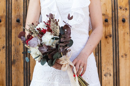 Bouquet de mariée avec fleurs stabilisées et fleurs sauvages séchées. Bouquets de mariée champêtres avec fleurs sauvages. Très actuel et moderne