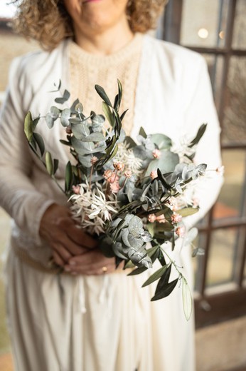 Buquê de noiva com flores secas e eucalipto em conserva