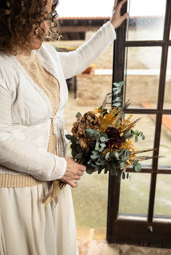 Ramo de novia de estilo natural con hortensia preservada en colores tierra