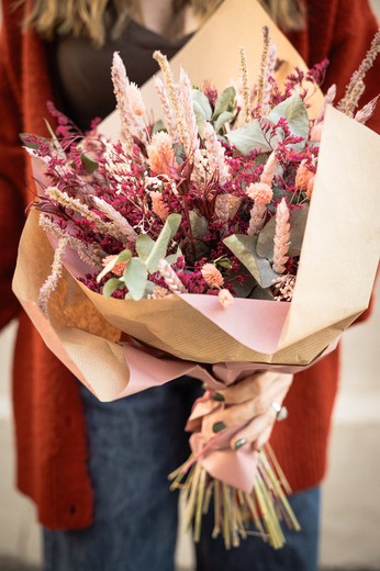 Romántico ramo de flor seca y preservada en tonos rosas y toques verdes