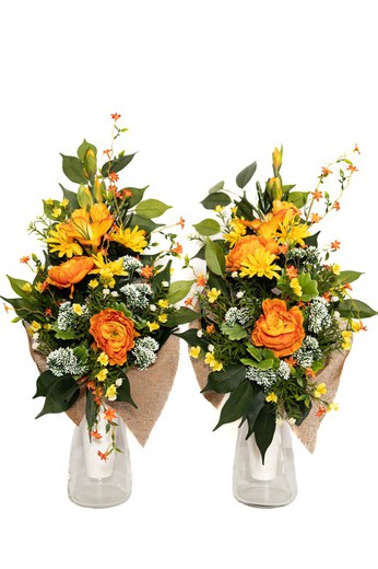 Bouquet coloré de fleurs artificielles en orange pour cimetière