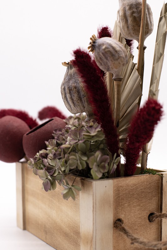 Bandeja de madera natural con flores secas y preservadas y hortensias  naturales liofilizadas — Oh!MyFlor
