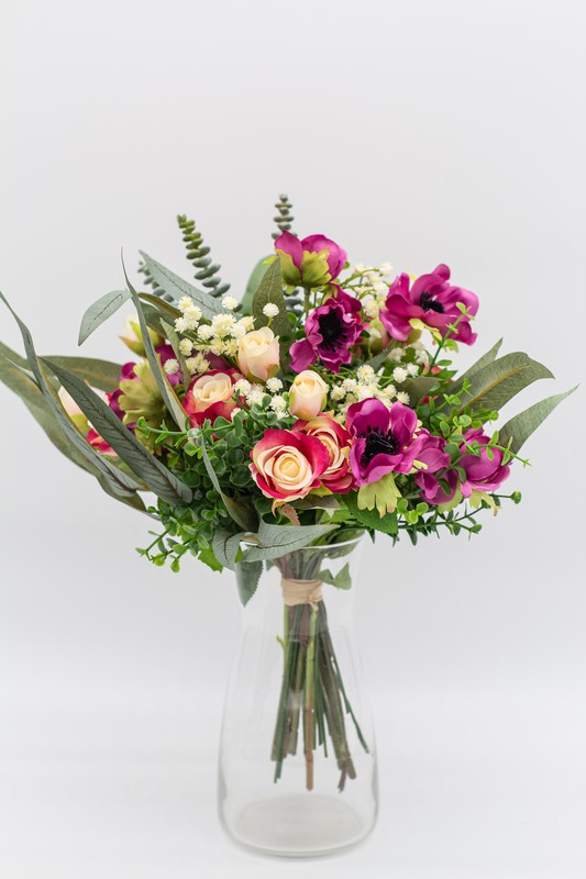 Bouquet de temporada con rosas pitiminí en color rosa matizado, anémonas  fucsia y paniculata. Eucalipto y plantas aromáticas — Oh!MyFlor