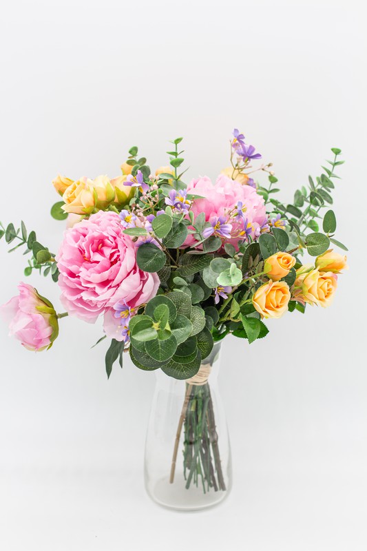 Deflector arbusto evitar Bouquet floral con peonias jardín en color rosa y rosas de pitiminí en  color naranja. Elegante y explosivo. — Oh!MyFlor