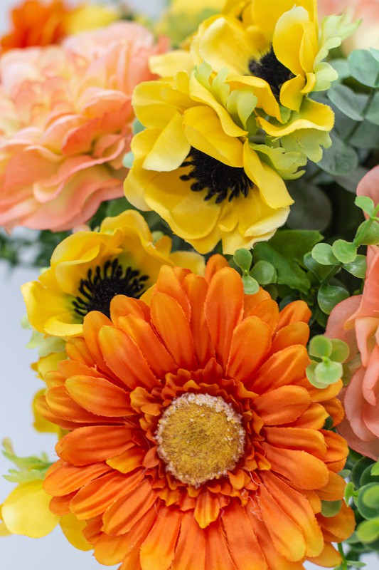 Bouquet primaveral de colores altamente alegres, con ranúnculos crema, gerberas  naranjas y anémonas amarillas. — Oh!MyFlor