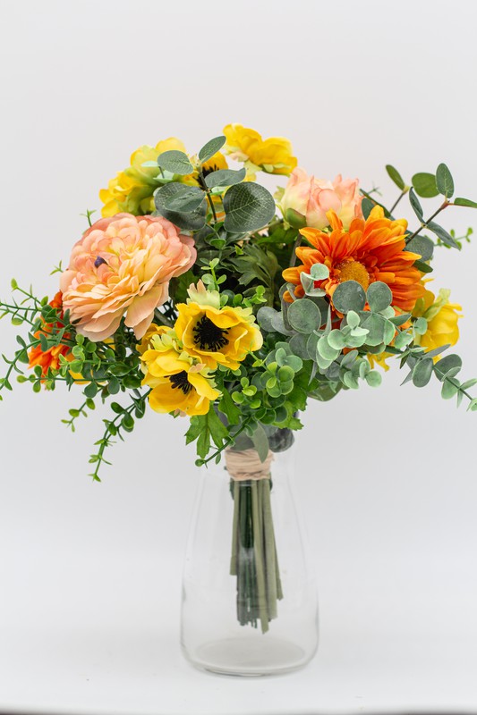 Bouquet primaveral de colores altamente alegres, con ranúnculos crema, gerberas  naranjas y anémonas amarillas. — Oh!MyFlor