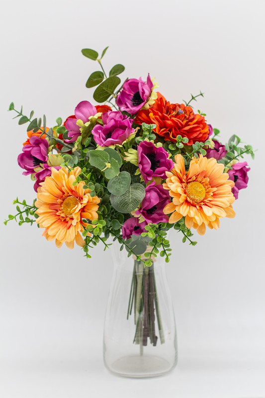 Bouquet primaveral de colores intensos, con ranúnculos rojos, gerberas  naranajas y anémonas rosas. — Oh!MyFlor