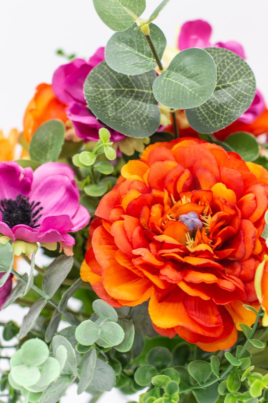 Bouquet primaveral de colores intensos, con ranúnculos rojos, gerberas  naranajas y anémonas rosas. — Oh!MyFlor