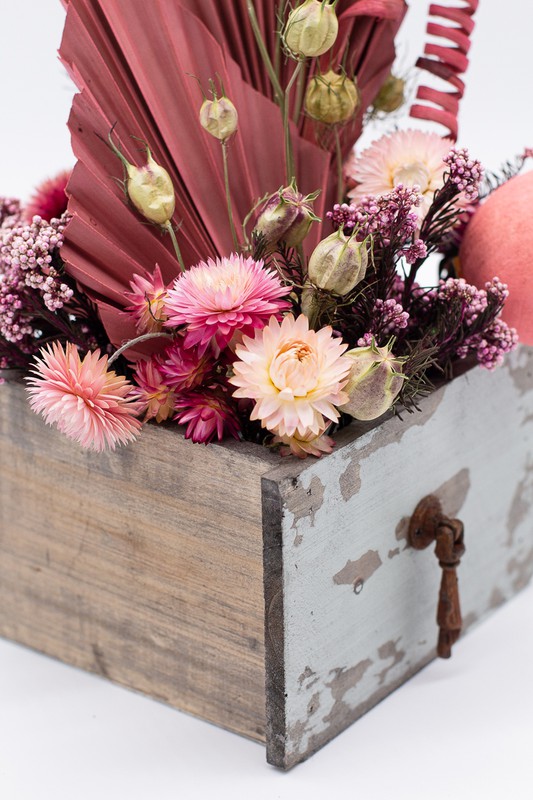 Caja de flores secas y preservadas en blanco, rosa y burdeos