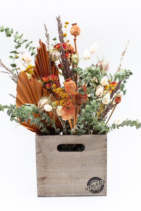 Caja XL de madera con flores secas y flores preservadas en color