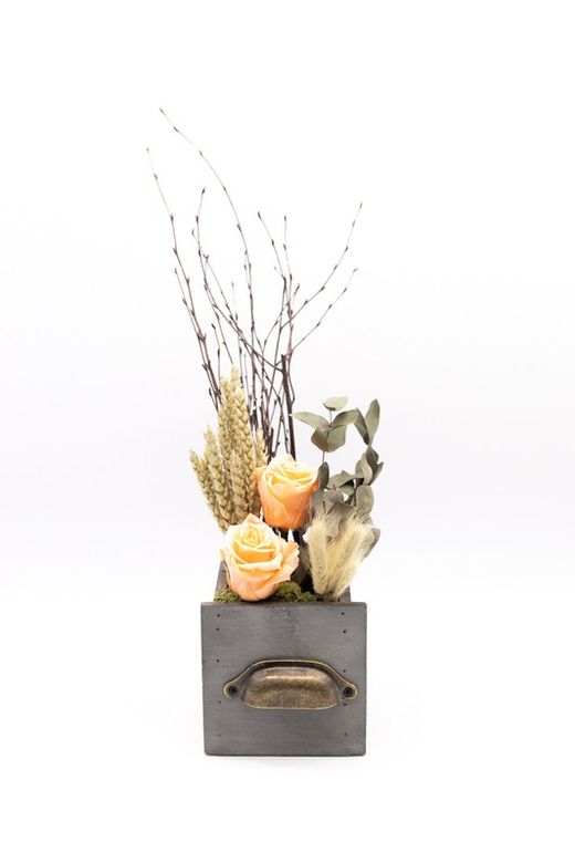 Cajón rústico de madera con rosas preservadas