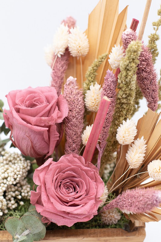 Centro alongado de flores secas e rosas preservadas em rosa envelhecido. —  Oh!MyFlor