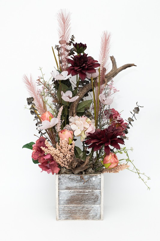 Grande pièce maîtresse de fleurs artificielles dans un élégant vase en bois  naturel avec des fleurs roses — Oh!MyFlor