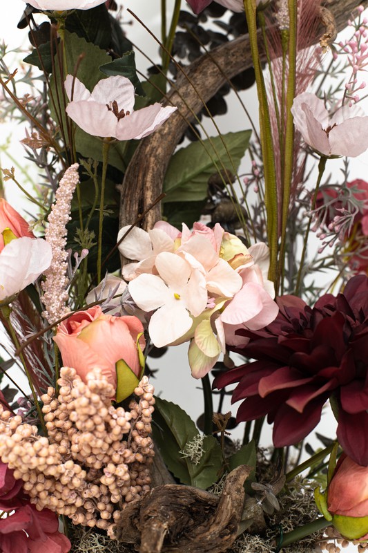 Grande pièce maîtresse de fleurs artificielles dans un élégant vase en bois  naturel avec des fleurs roses — Oh!MyFlor
