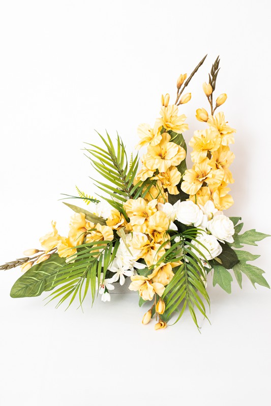 Centre de table de cimetière avec des fleurs blanches et crème très  élégantes — Oh!MyFlor