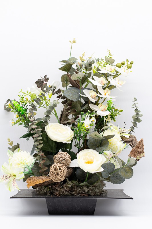 Composition de fleurs artificielles en blanc, avec un plateau décoratif en  noir ardoise. — Oh!MyFlor