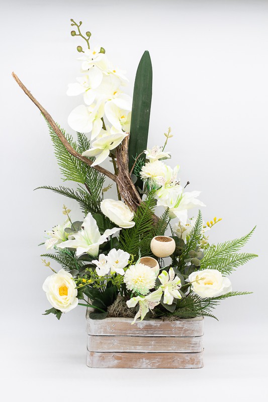 Centro de flores artificiales en color blanco. La orquídea es la