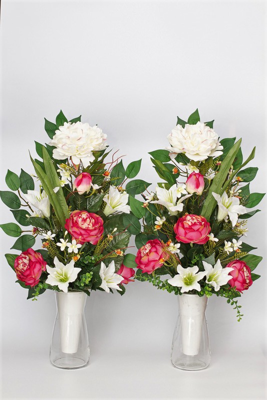 Bouquet de fleurs pour cimetière dans les tons blanc, crème et corail —  Oh!MyFlor