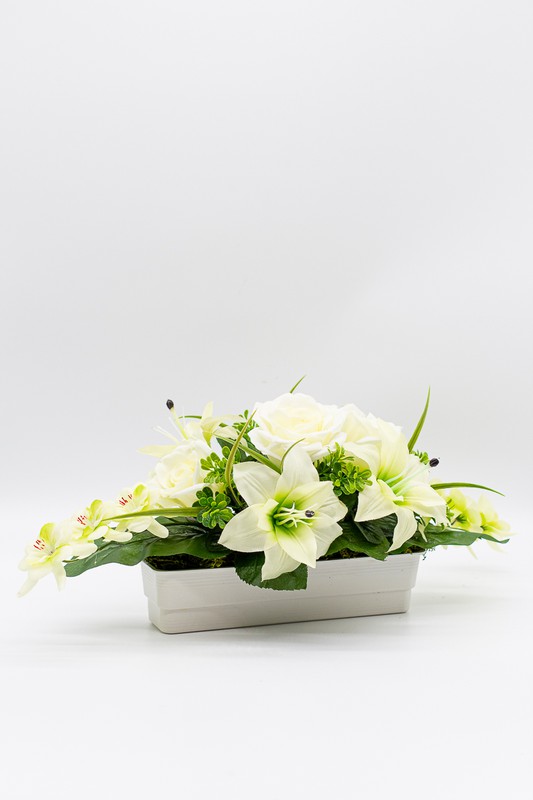 Arranjo de flores de cemitério em tons de branco e verde. — Oh!MyFlor