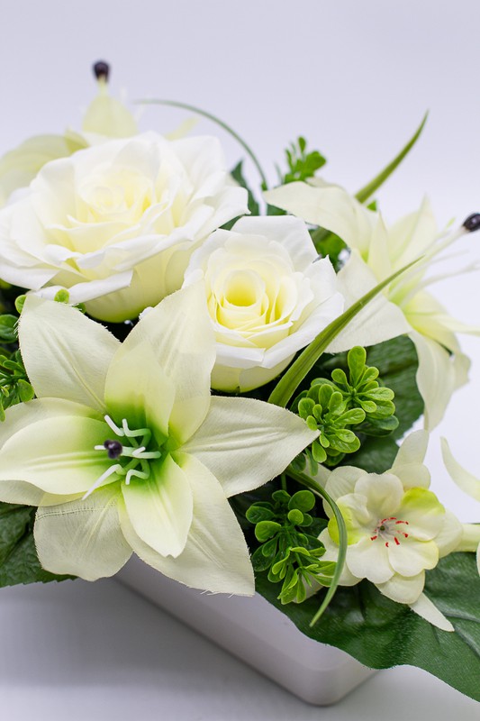 Arranjo de flores de cemitério em tons de branco e verde. — Oh!MyFlor