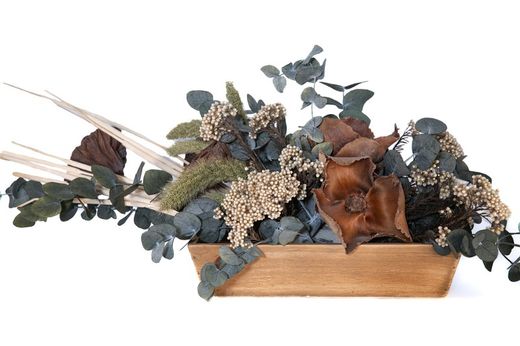 Centro de flores secas en caja de madera. Elegancia natural y rústica
