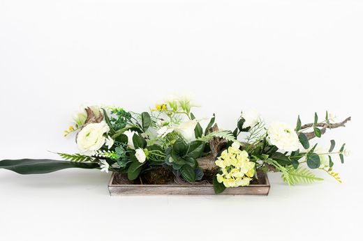 Centre de table allongé avec fleurs de lilium et renoncule.