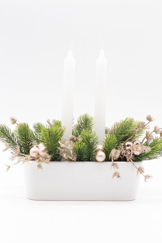 Centro de mesa de navidad alargado con dos velas y fantasía rosa