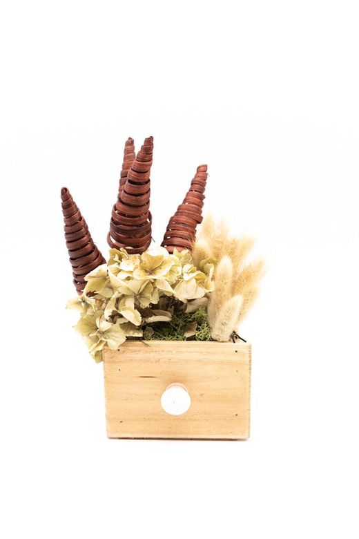 Centro de mesa en caja de madera con flores preservadas