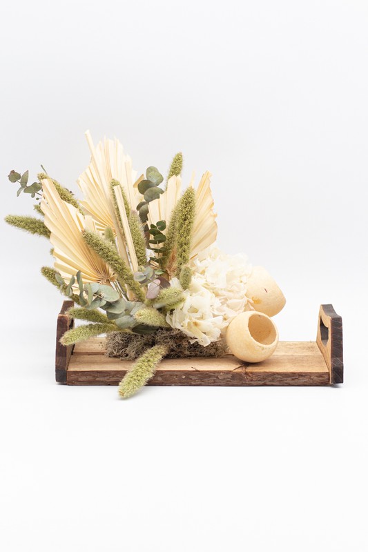 Centro de mesa en flor artificial en bandeja de madera natural y flores en  color crema — Oh!MyFlor