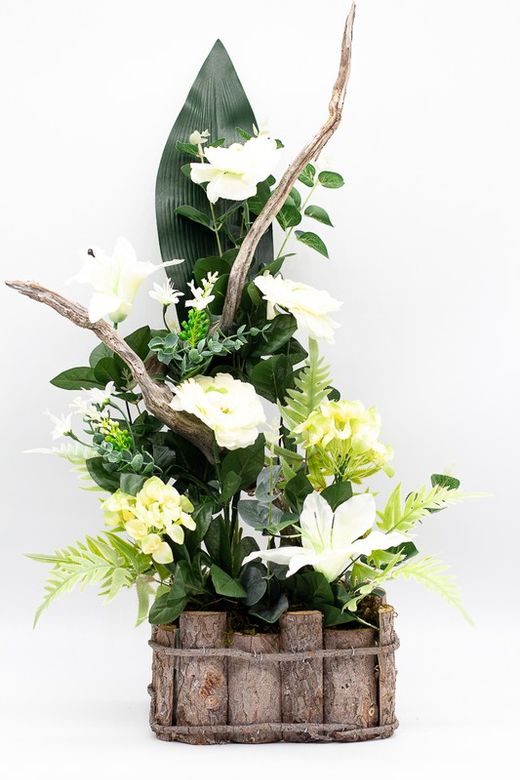 Centro de mesa vertical con flores de lilium y ranúnculos.