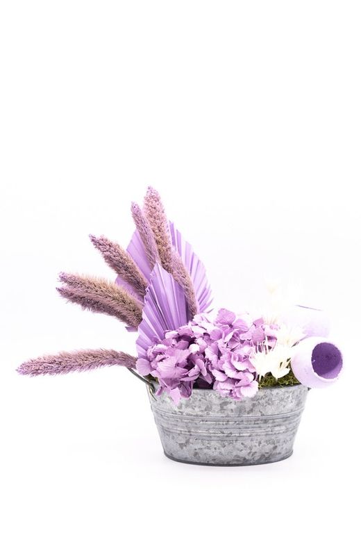 Centro de metal con flores secas en color morado
