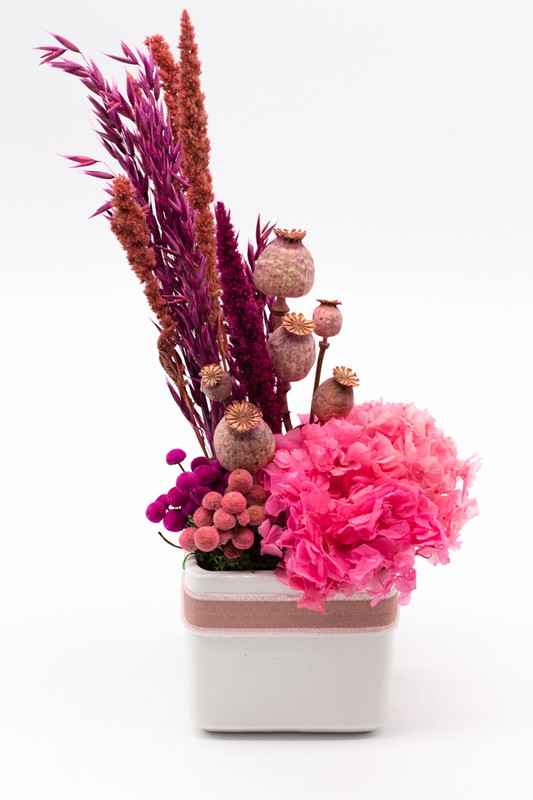 Centro moderno de flores secas y preservadas con color lila y rosa ácido. —  Oh!MyFlor