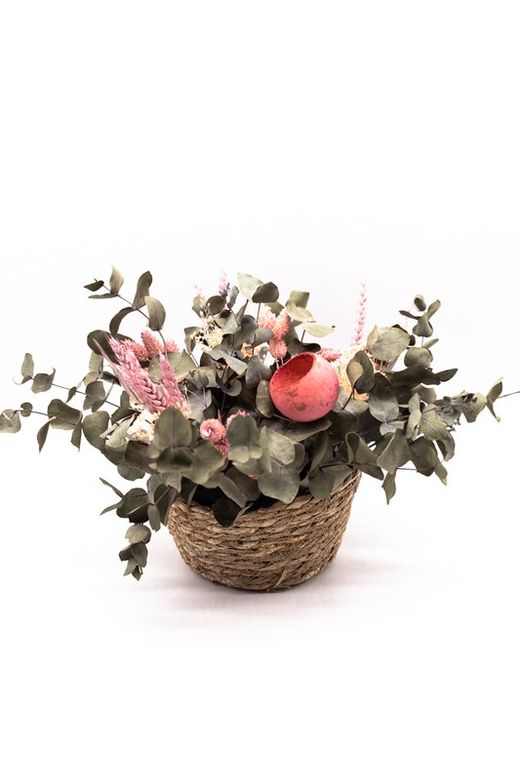 Cesta de mimbre con flores secas y preservadas en color rosa