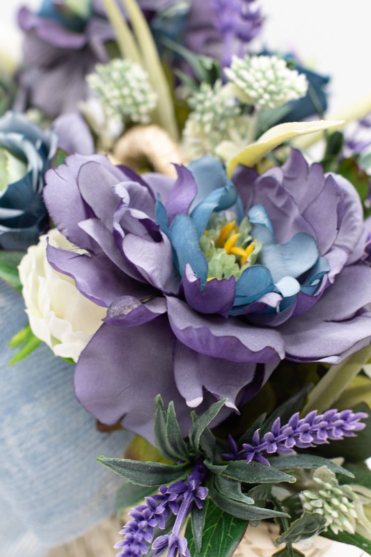 Cesto de Palma natural con flores artificiales en color Azul — Oh!MyFlor