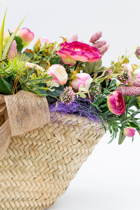 Panier en palmier naturel avec des fleurs artificielles de couleur lilas —  Oh!MyFlor