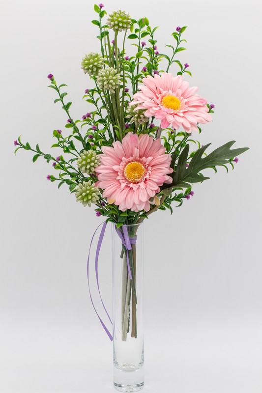 Clásico bouquet floral con gerberas en color rosados y verdes primaverales.  — Oh!MyFlor