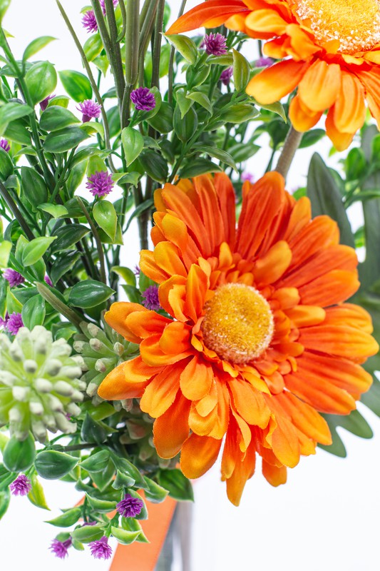 Clásico bouquet floral con gerberas en colores anaranjados y verdes  primaverales. — Oh!MyFlor