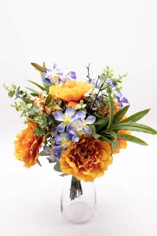 Buquê de flores artificiais coloridas com flores laranja e azuis — Oh!MyFlor