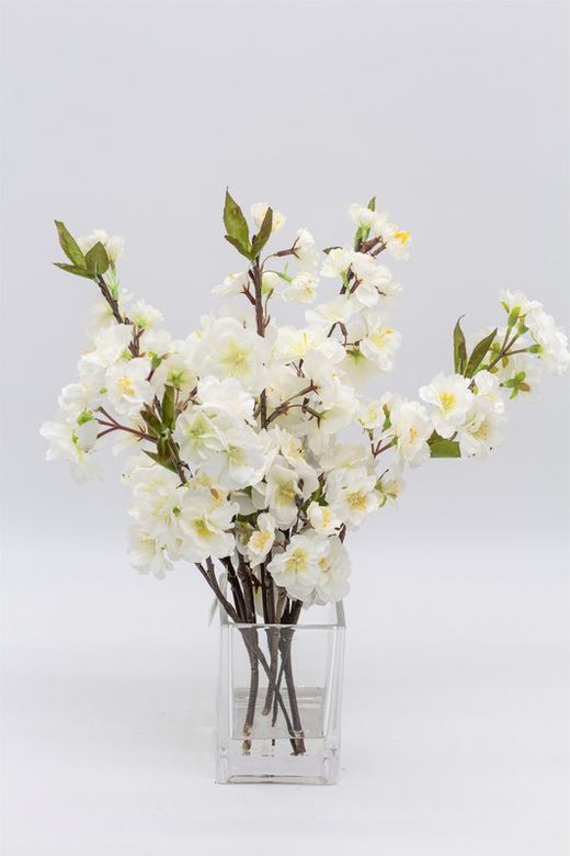 Decoración de ramas de almendro en flor. Planta en flor artificial